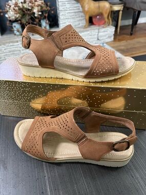 Easy Street Alto Women’s Size 10 Wide Brown Perforated Wedge Sandals